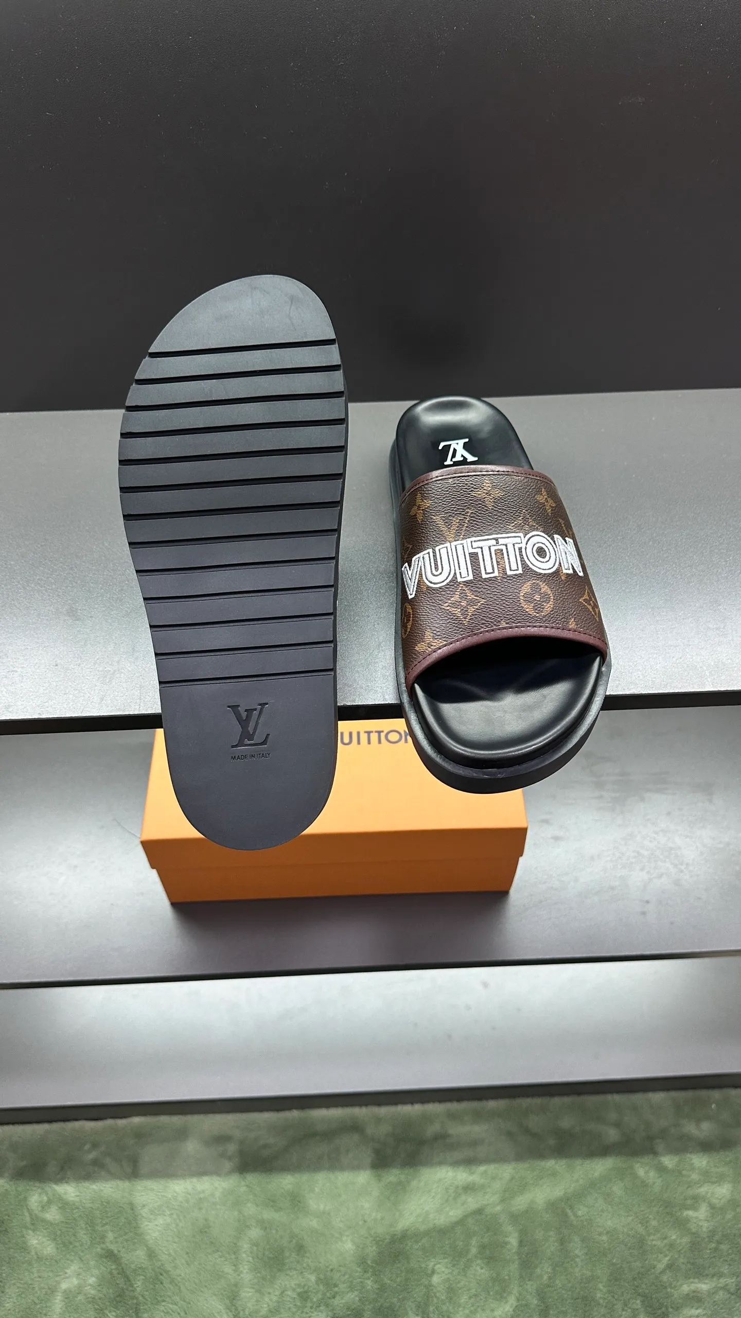 [L Home] P: 300💰Size: 38-45 Top purchasing lv men's summer slippers, classic presbyopia with soft real leather lining, unique color splicing effect, distinctive personality, fashionable and trendy essential style, light and comfortable. Lightweight and tough rubber insole, micro ridged foam outsole, super comfortable!